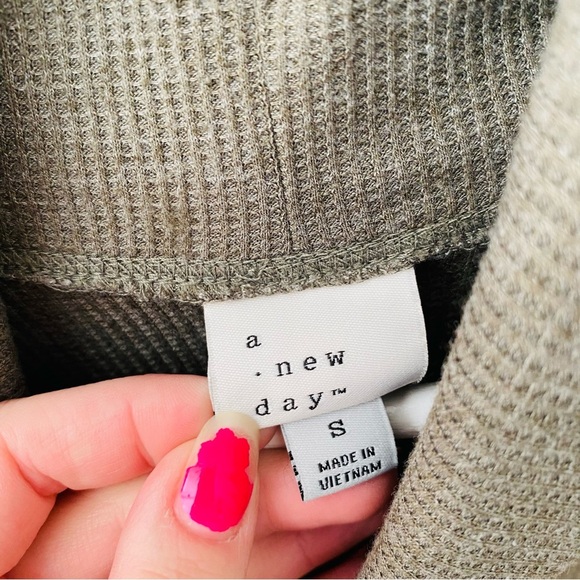 a new day Cowl Neck Waffle Knit Long Sleeve Top Green Sz Small - Picture 4 of 8